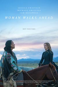 Женщина идет впереди